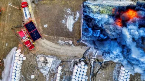 Evacúan zona de Newport tras incendio y fuga de amoníaco