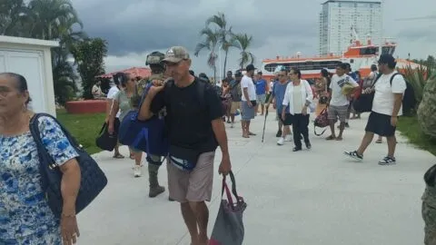 Ante la llegada del huracán Simon, cierran playas y desalojan comunidades costeras vulnerables