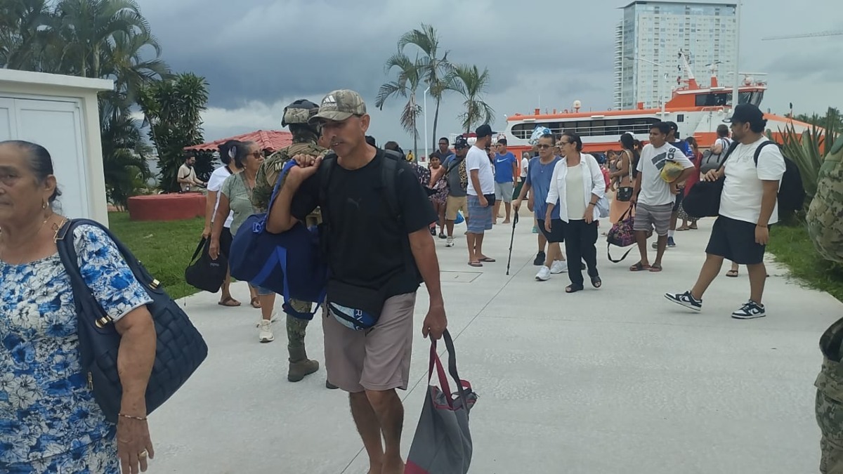 Ante la llegada del huracán Simon, cierran playas y desalojan comunidades costeras vulnerables