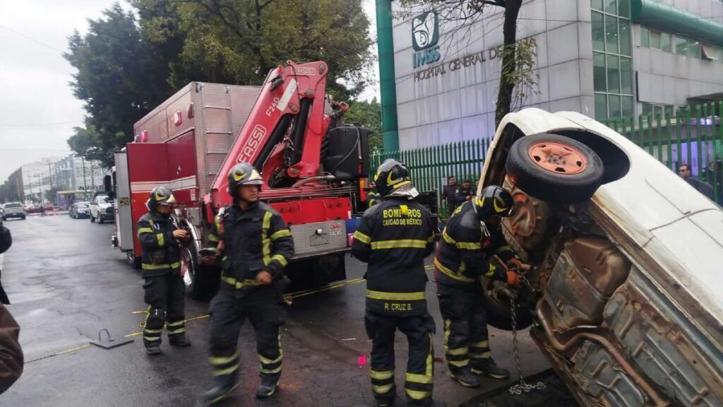Auto cae en un socavón frente a la Clínica 27 del IMSS en Tlaltelolco