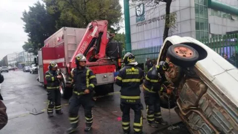 Auto cae en un socavón frente a la Clínica 27 del IMSS en Tlatelolco