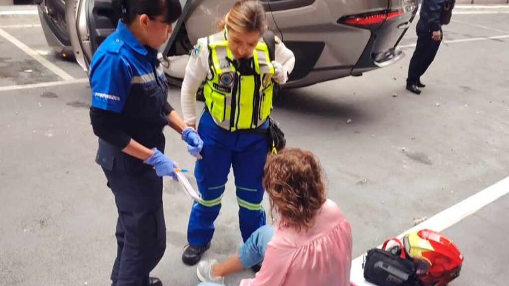 Auto cae desde segundo piso en alcaldía Tlalpan.