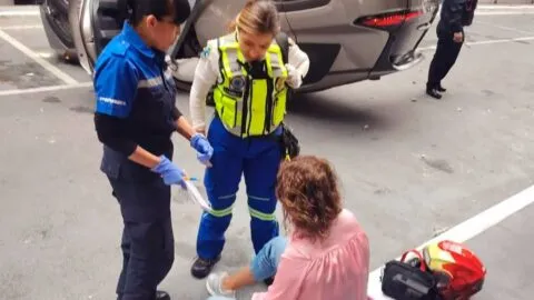 ¡Milagro! Auto cae desde segundo piso en Tlalpan y conductora resulta ilesa