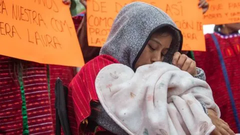 Retienen a bebé triqui una semana en hospital por falta de hoja de alumbramiento; familia denuncia racismo