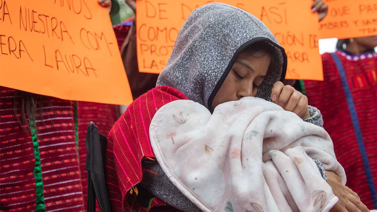 Retienen a bebé triqui una semana en hospital por falta de hoja de alumbramiento; familia denuncia racismo