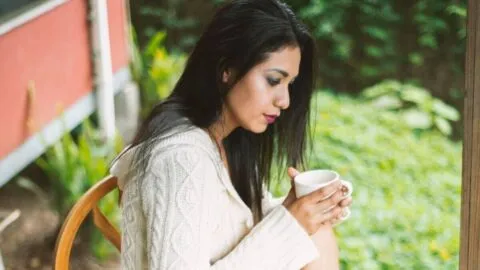 Café con o sin cafeína: la ciencia confirma que tu taza diaria transforma tu memoria, ánimo y microbiota