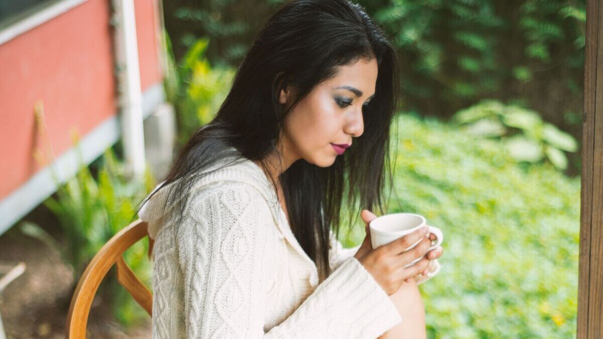 Café con o sin cafeína: la ciencia confirma que tu taza diaria transforma tu memoria, ánimo y microbiota