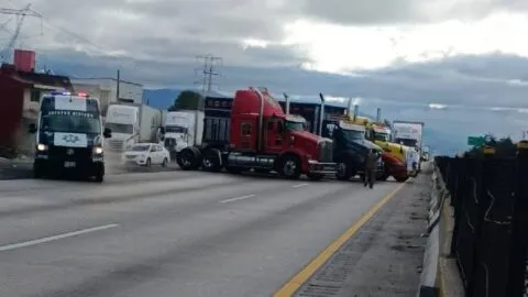 Bloqueo de carreteras en Puebla: AMOTAC protesta por asesinato de un compañero