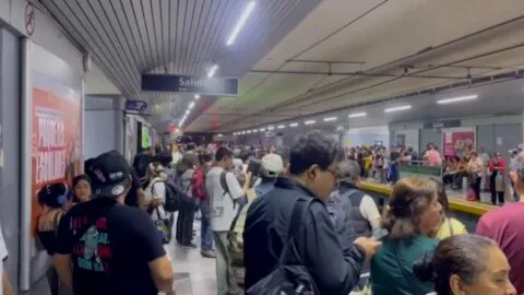 Bloqueos por suministro de agua potable contaminada colapsan transporte público en Guadalajara
