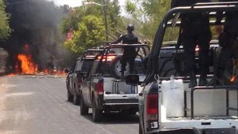 Captura de líder criminal desata enfrentamientos y quema de vehículos en Totolapan, Morelos