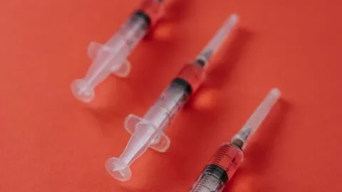 "Bluetoothing": la peligrosa tendencia de inyectarse sangre ajena al drogarse que habría desatado una gran crisis de VIH 