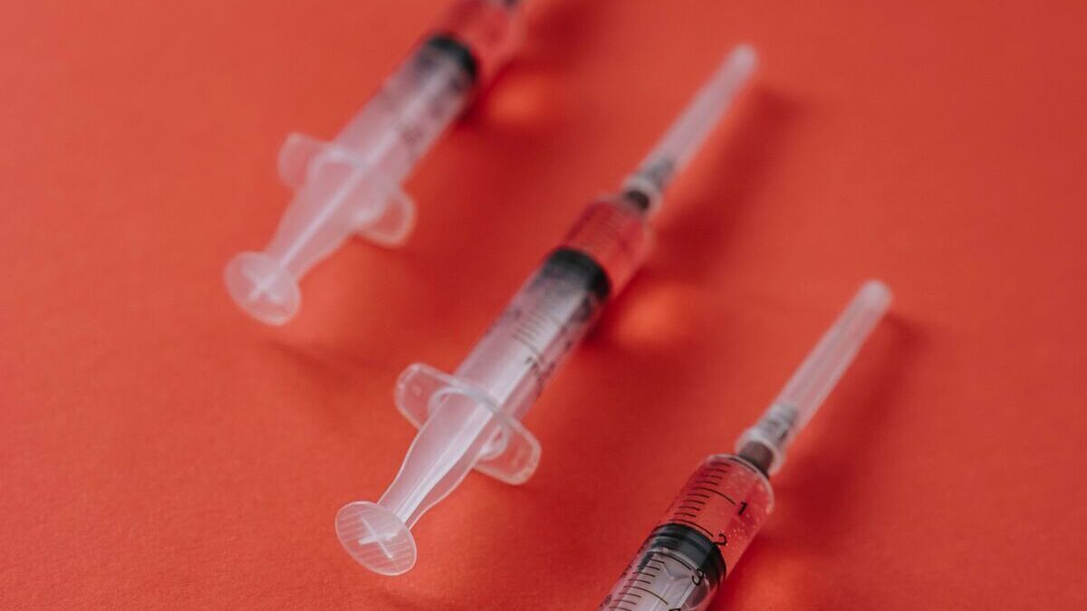 "Bluetoothing": la peligrosa tendencia de inyectarse sangre ajena al drogarse que habría desatado una gran crisis de VIH