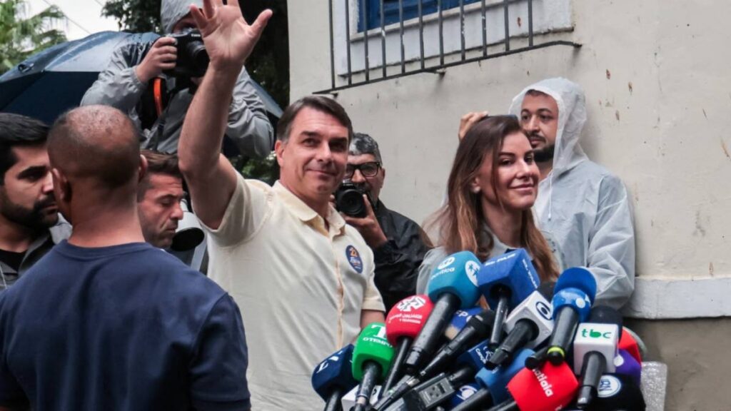 Flávio Bolsonaro pidió un cambio de rumbo tras emitir su voto