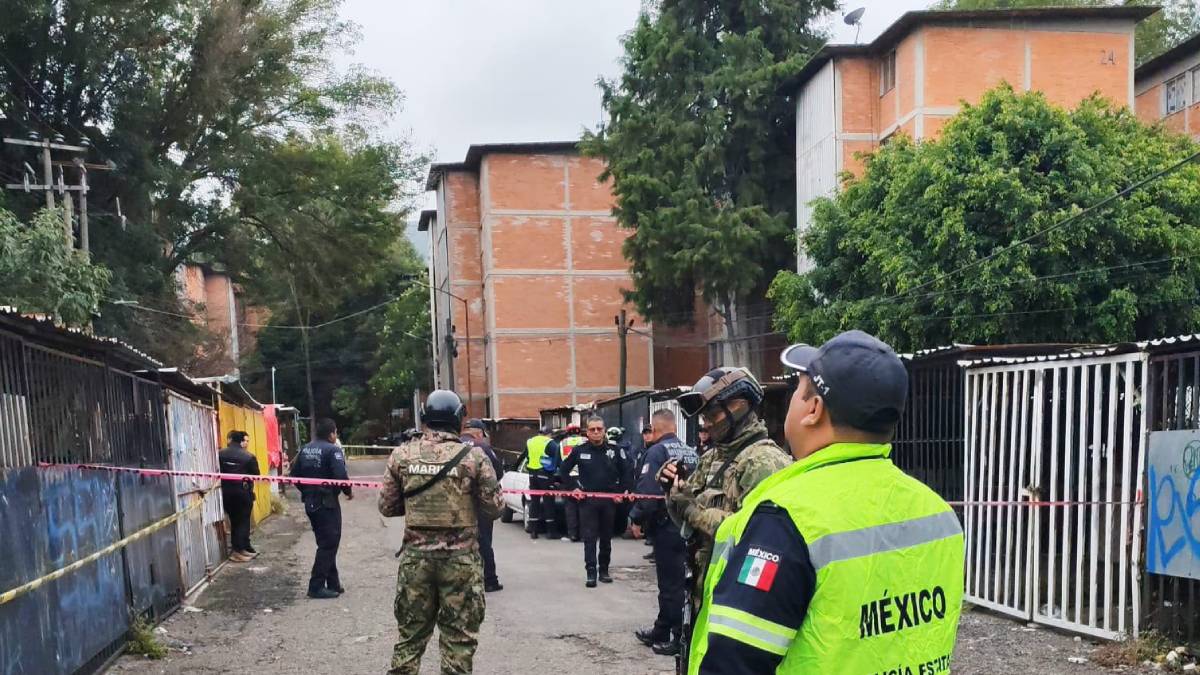Hallan dos cuerpos maniatados dentro de la cajuela de un auto en Ecatepec