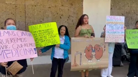 Pacientes de hemodiálisis del IMSS en Jalisco protestan por agua contaminada usada en sus tratamientos