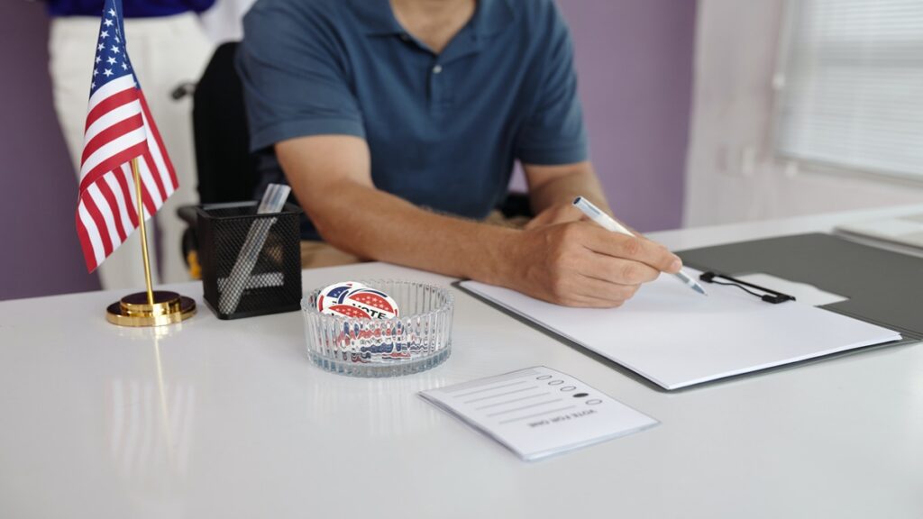 Personas en EE.UU. realizando su voto