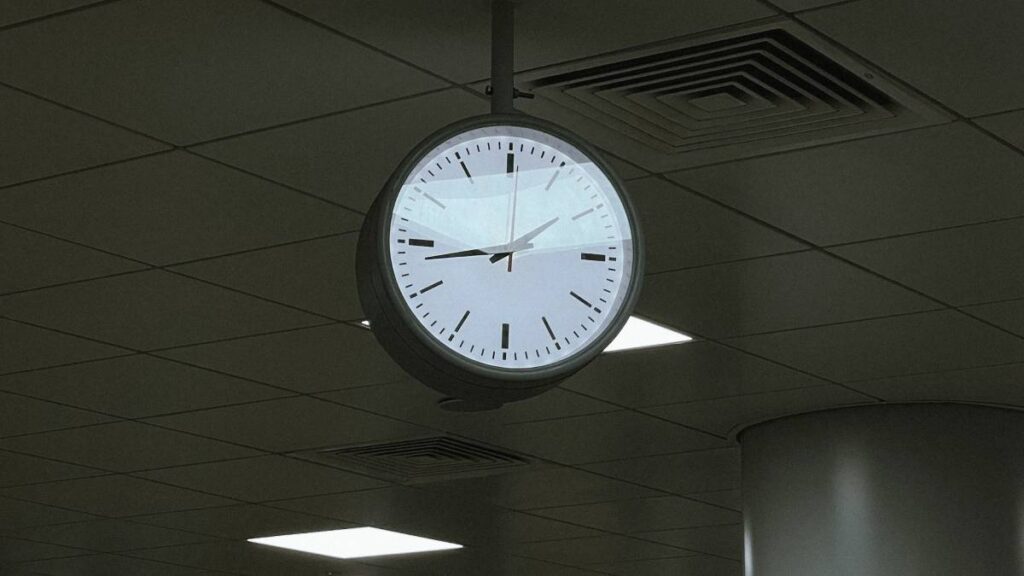 Sólo determinadas zonas fronterizas deberán atrasar una hora sus relojes al concluir el horario estacional.