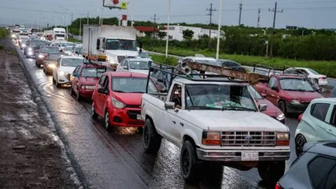 Video: viajan acostadas sobre el techo de una camioneta en Puebla