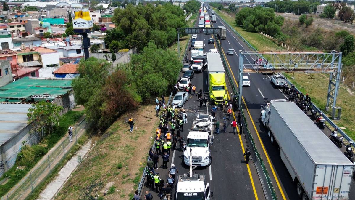 Carambola deja un hombre prensado en Circuito Exterior Mexiquense