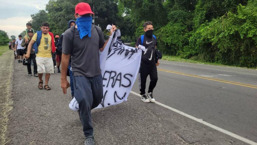 La nueva caravana migrante avanzó desde Suchiate hacia Tapachula, donde sus integrantes planeaban descansar antes de continuar el recorrido.
