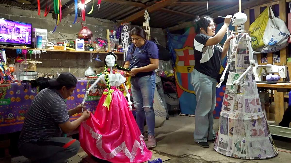 Oaxaca crea catrinas con carrizo para Día de Muertos