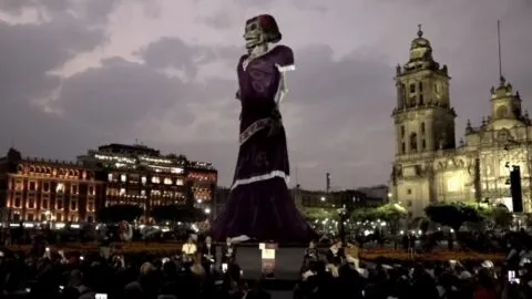 CDMX rompe Récord Guinness con la catrina más alta del mundo; está rodeada con 70 mil flores de cempasúchil