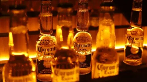 Tren embiste tráiler con cerveza en Veracruz, provoca rapiña y cierre vial