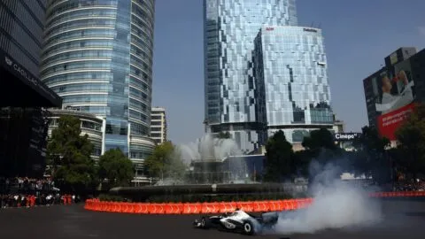 Checo Pérez corre por Reforma y consiente a sus fans: los mejores momentos desde CDMX