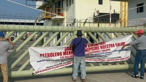 Protestan trabajadores jubilados de Pemex por falta de servicio médico en Tapachula, Chiapas