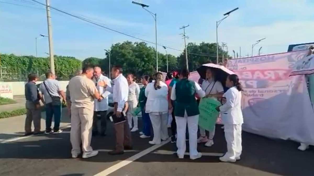 Caos vial en Chiapas: Trabajadores de IMSS-Bienestar bloquean la carretera Puerto Madero-Tapachula