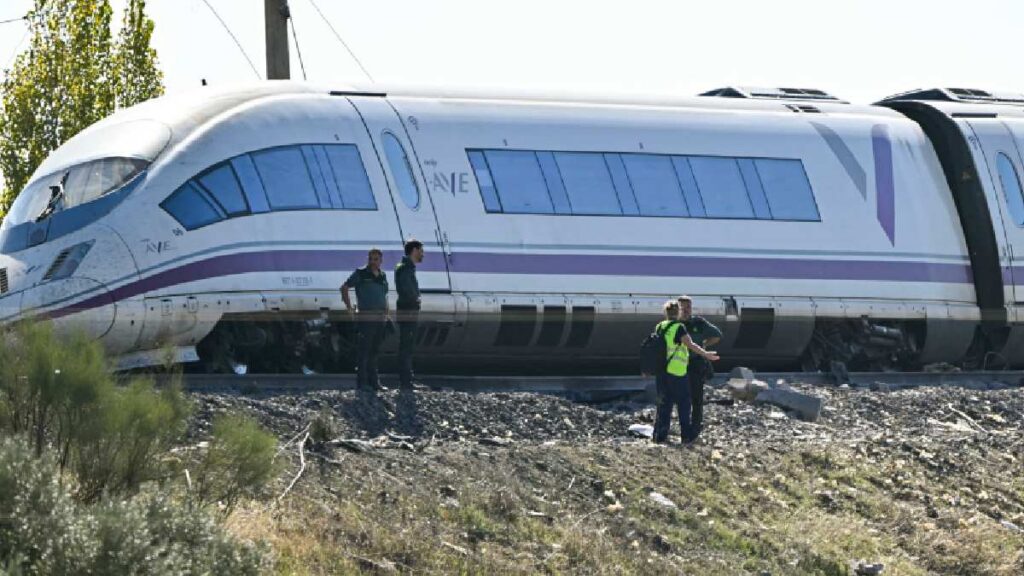Chocan dos trenes de alta velocidad en España; hay al menos 31 muertos y 80 heridos