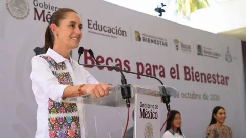 Sheinbaum entrega tarjetas de la Beca Benito Juárez en Colima