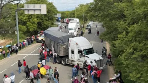 Maestros de la Sección 22 de la CNTE bloquean accesos en Oaxaca; suspenden clases a 800 mil alumnos