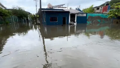 Se inundan colonias tras paso del huracán Simon por Colima