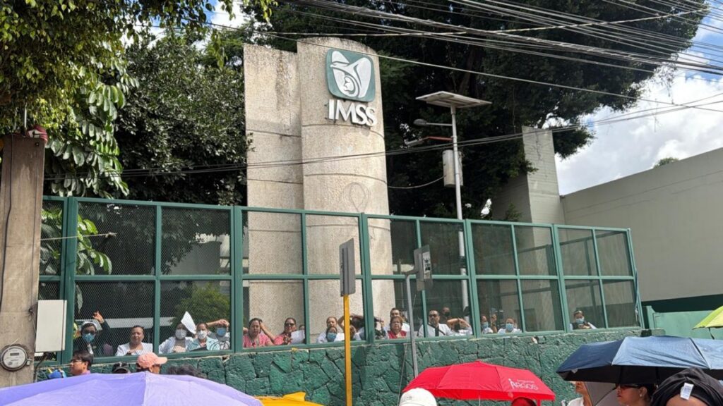 Con bloqueos, trabajadores del IMSS en 4 estados exigen aumento salarial digno