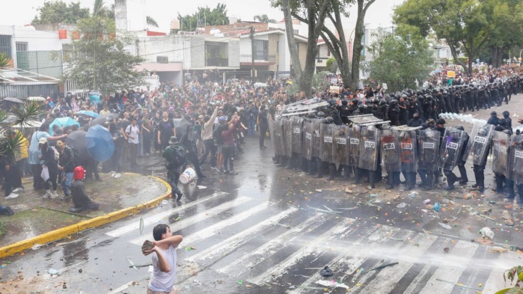 Confirman 39 detenidos en marcha por el agua, mientras universidades critican uso de la fuerza