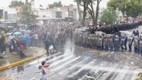 Confirman 39 detenidos en marcha por el agua, mientras universidades critican uso de la fuerza
