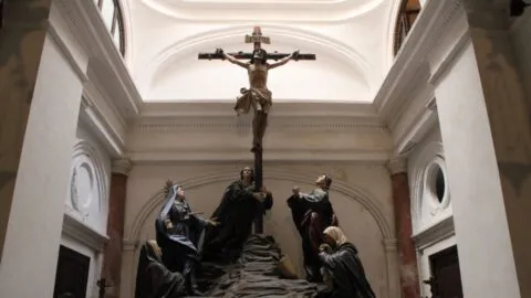 VIDEO: Cruz cae sobre la cabeza de un sacerdote en Colombia; recuerdan tragedia en Ecuador