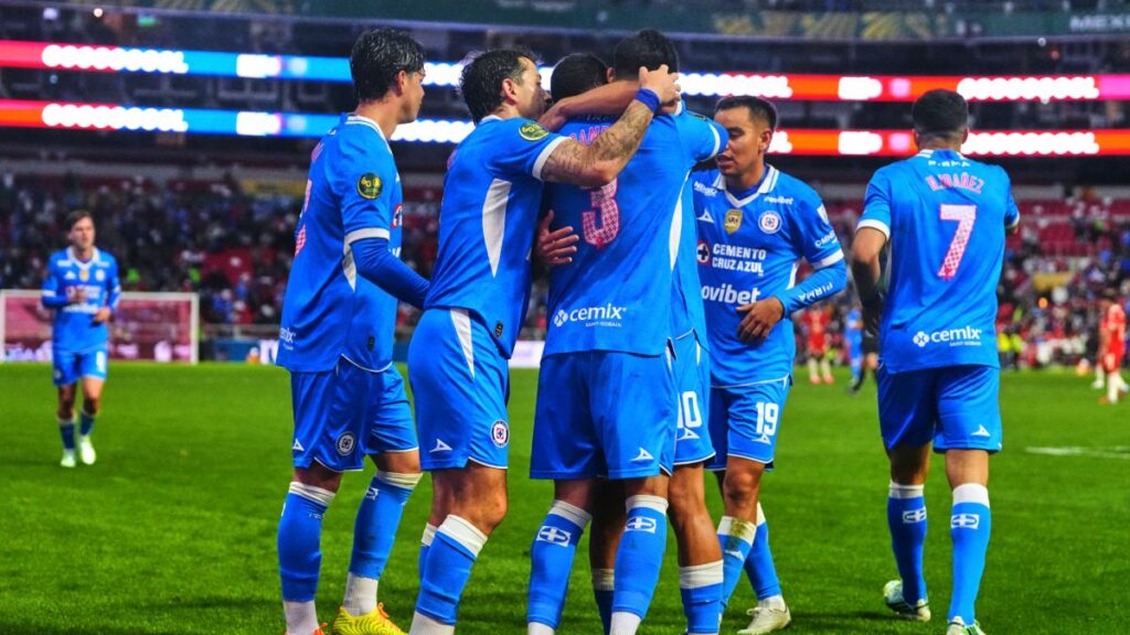 Cruz Azul está a la caza de las Chivas