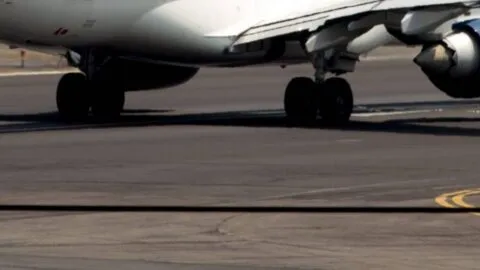 Video: avión de Lufthansa casi impacta la cola contra la pista durante aterrizaje