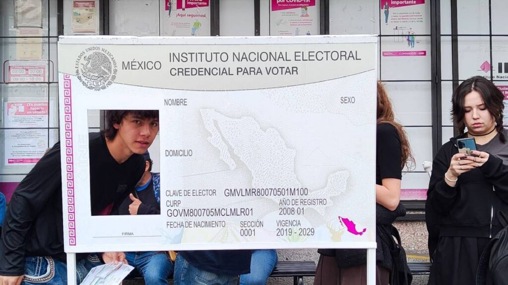 Jóvenes tienen que tramitar credencial del ine