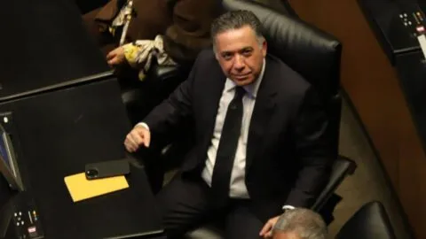 Senado responde a 26 mil firmas contra Inzunza: "Licencia es decisión personal"