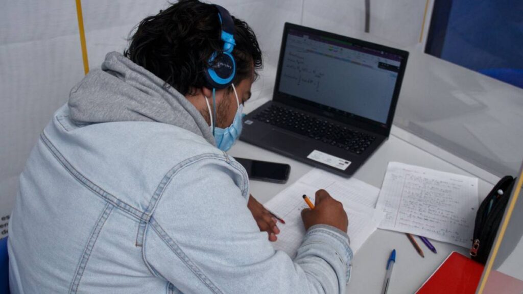 Estudiante tomando clases en línea