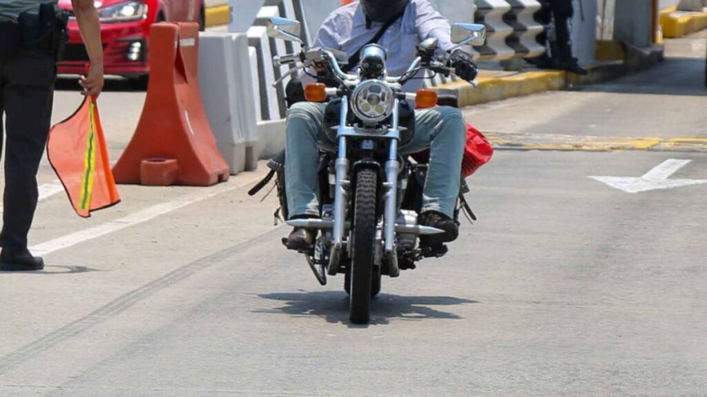 Motociclista en autopista de México