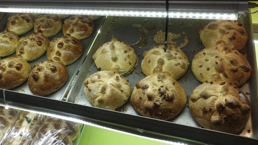 Mexicanos comerán más pan de muerto.