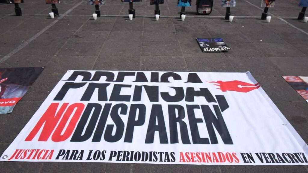 Perioditas se manifiestan contra violencia a reporteros.