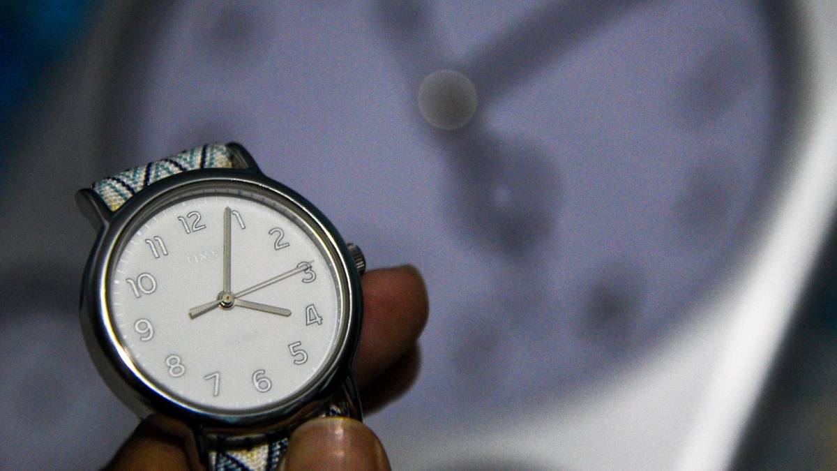 Estados Unidos atrasará el reloj una hora el 1 de noviembre; propuesta para eliminar el cambio sigue pendiente