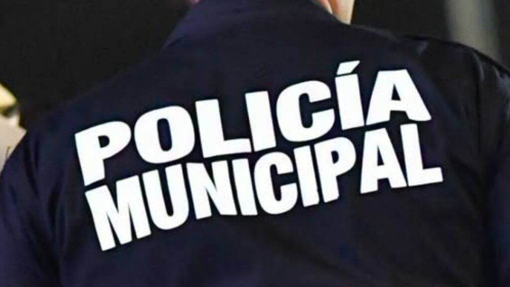 Dan de baja a tres policías por agresión a estudiantes.