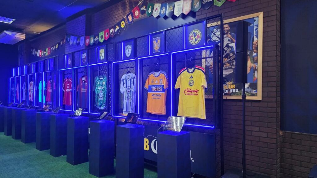 ¡De la cancha al balcón! Corona armó la serenata futbolera que no sabías que necesitabas