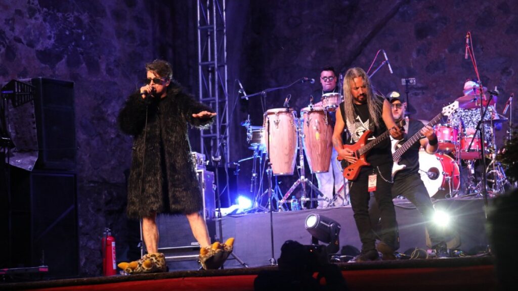 Del metal a la cumbia: La Santísima Voladora lleva su “tropimetal” al Cervantino